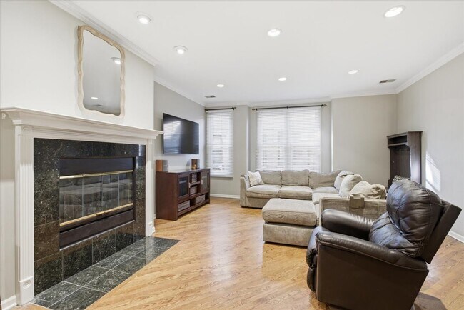 Foto del edificio - 2140 N Winchester Ave