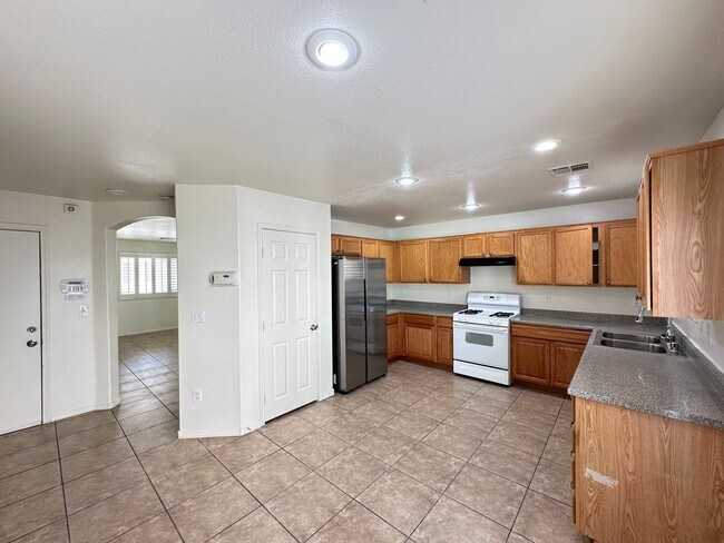 Building Photo - RICHMOND AT RHODES RANCH 2