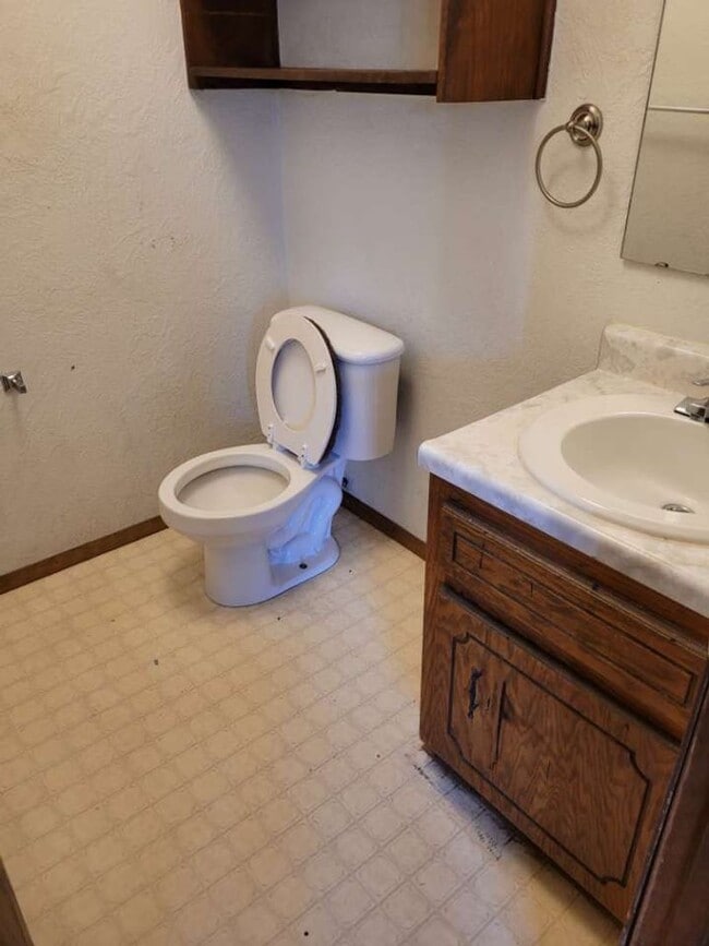 Building Photo - 2 BEDROOM 1 BATHROOM APARTMENT FOR RENT