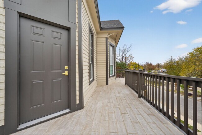 Building Photo - 413 Nopal St