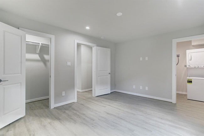 Building Photo - 645 E 11th 1/2 St