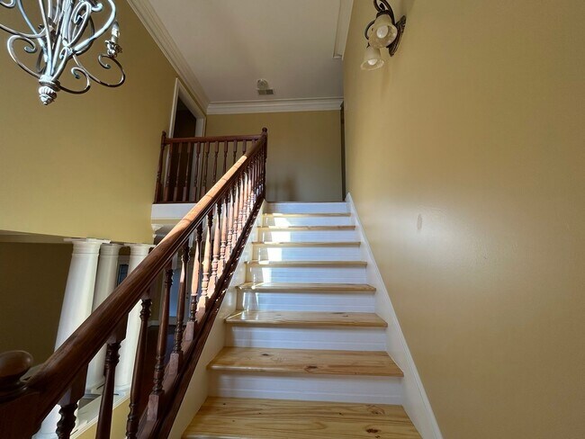 Foto del edificio - All Wood and Tile Flooring- NO CARPET- loc...