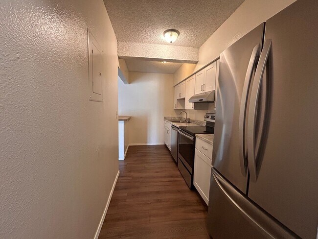 Building Photo - $0 DEPOSIT OPTION, CHARMING 1-BEDROOM COND...