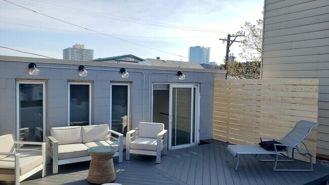 Foto del edificio - BEAUTIFUL 3BD/3BTH single family home for rent!