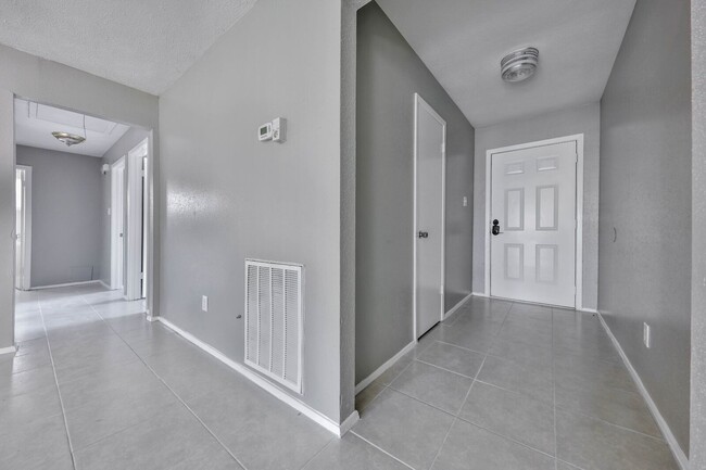 Building Photo - House For Rent