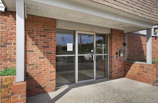 Foto del edificio - 115 Short Beach Rd