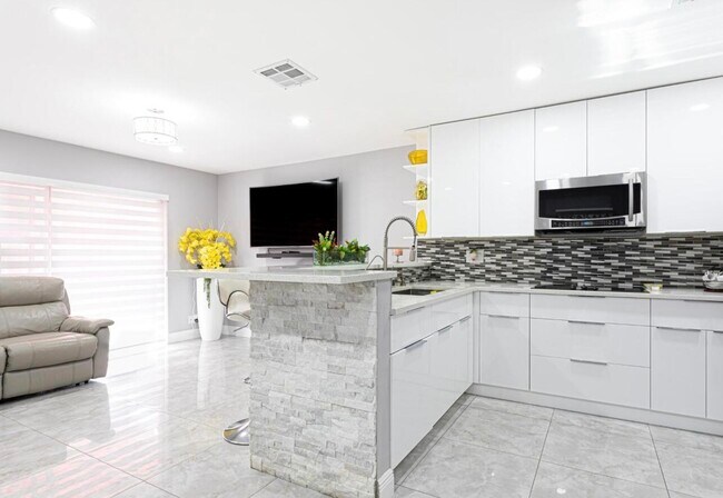 Building Photo - 331  Cypress Way 331 Palm Springs Fl 33406