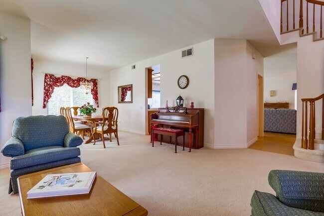 Foto del edificio - Spacious 4 Bedroom Shadowridge Home Available May 1st