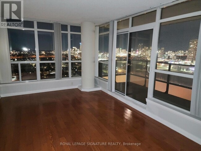 Photo du bâtiment - 220 Forum Dr