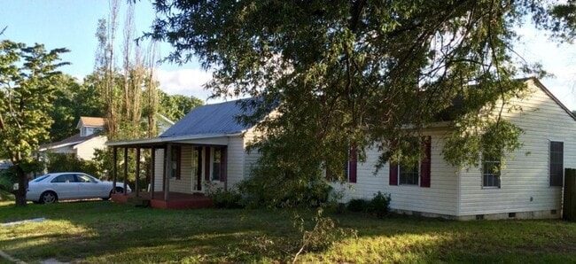 Building Photo - 3 bed 2 bed house in Henrico! Big yard, la...