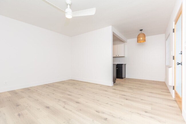 Foto del edificio - Stylishly Remodeled 1 Bed/1Bath in Crown P...