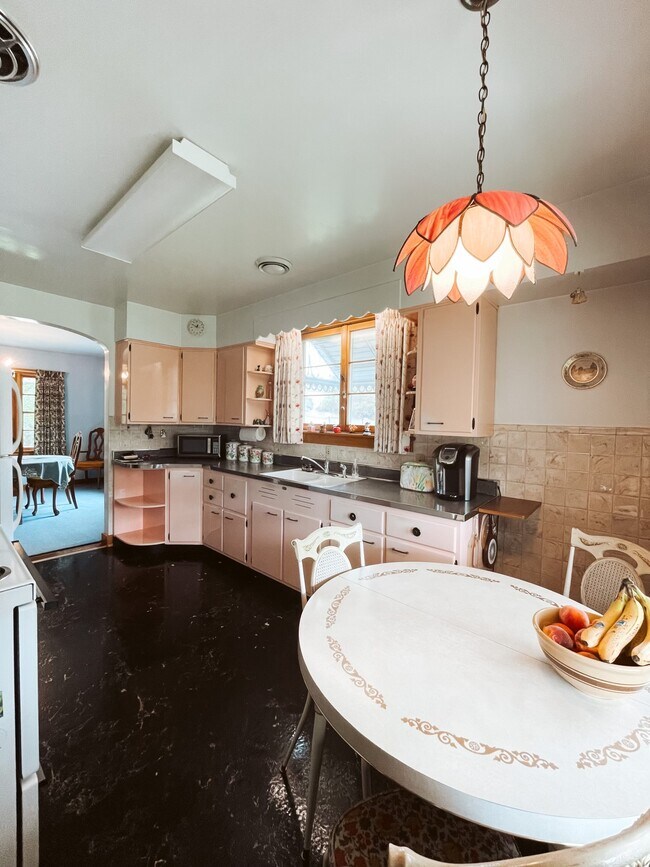 Building Photo - 174 E Center St