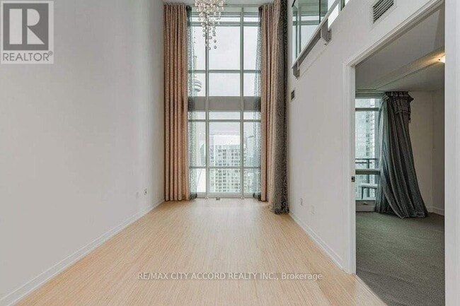 Building Photo - 15-4615 Fort York Blvd