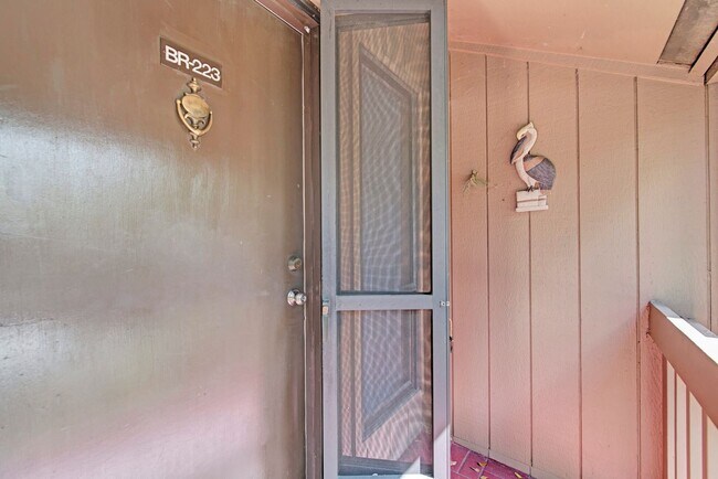 Building Photo - CHARMING PELICAN COVE CONDO!