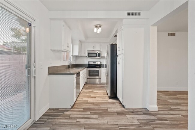 Building Photo - 3388 Pavlo St