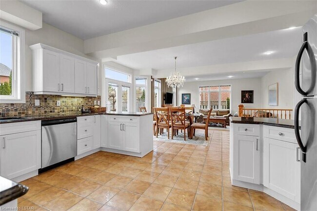 Photo du bâtiment - Executive 5-Bedroom Home for Rent in North London – Steps from Masonville