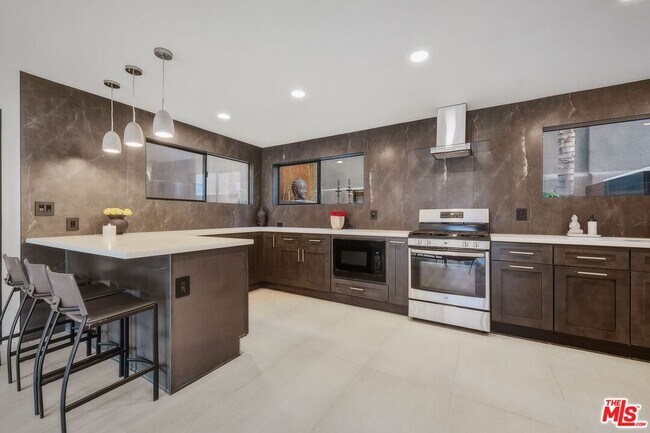 Foto del edificio - 3601 Dixie Canyon Pl