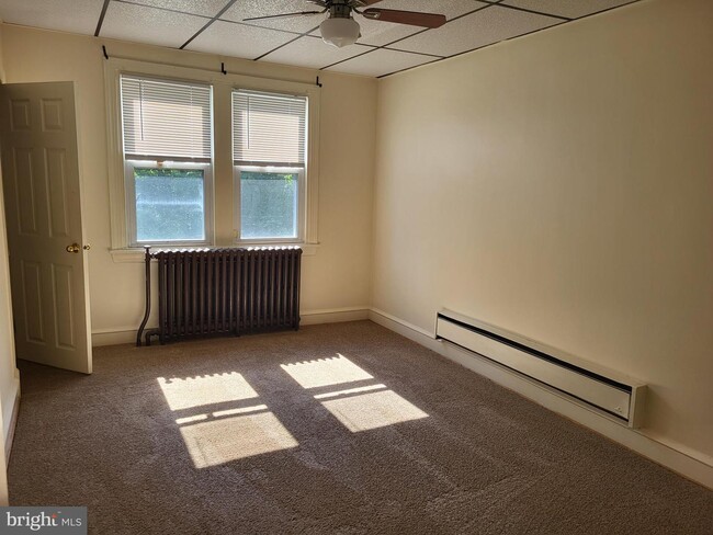 Building Photo - 206 W 28th St