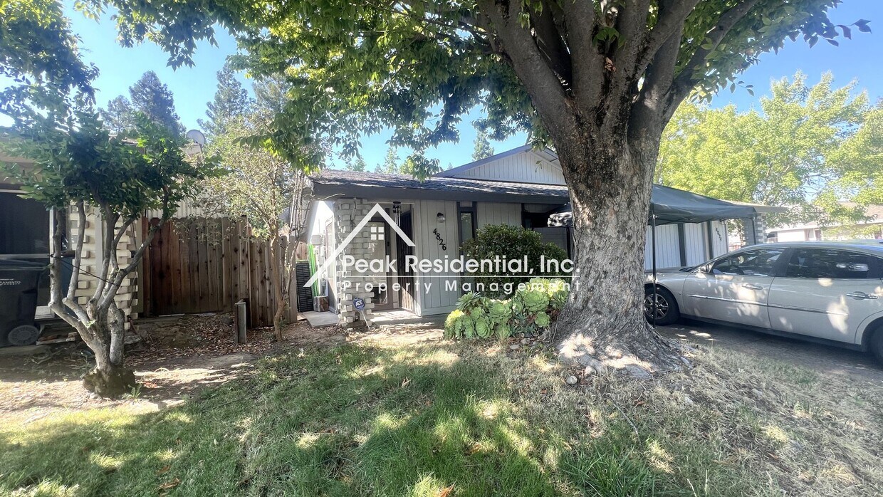 Primary Photo - Spacious 2bd/1ba Duplex with Garage near C...