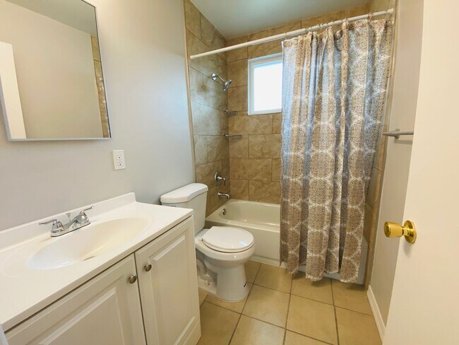 Foto del edificio - $1,995 Gettysburg & Fresno Street, 4 bedro...