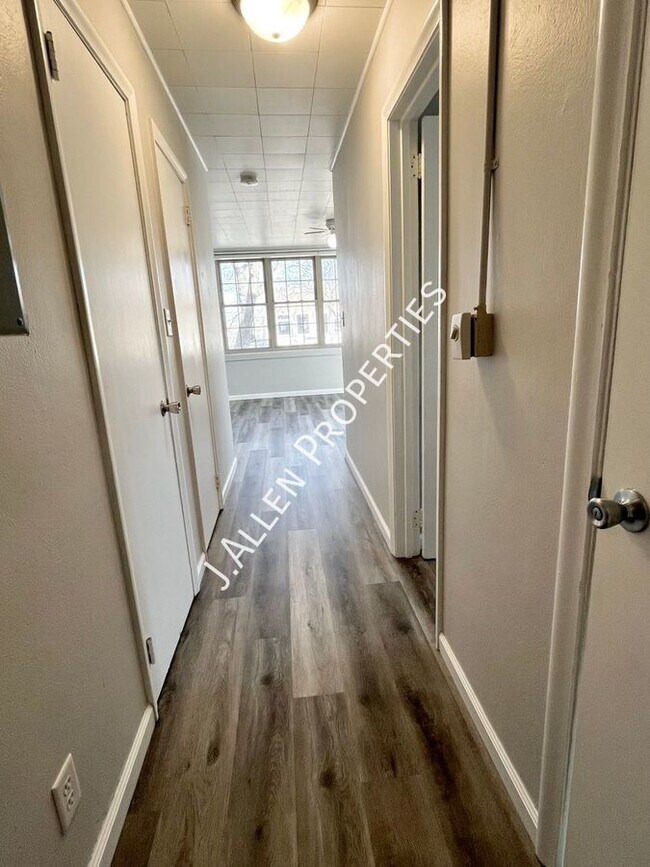 Building Photo - Bright Downtown 1 Bedroom