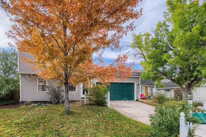Primary Photo - 10427 Holland Pl
