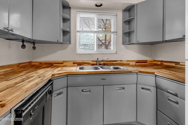 Building Photo - 240 18th St