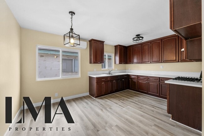 Foto del edificio - 4317 W 120th St