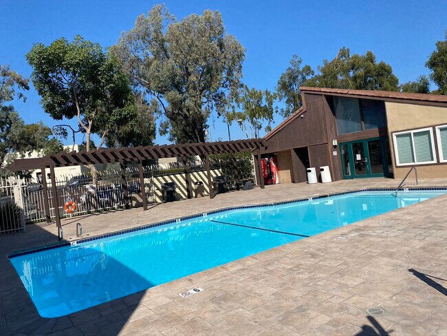 Foto del edificio - 3456 Castle Glen Dr