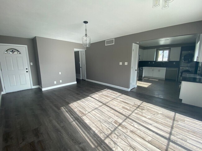 Building Photo - GORGEOUS 3 bedroom, 1,374sf single story home