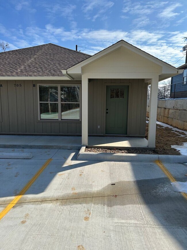 Building Photo - 705 W 12th St