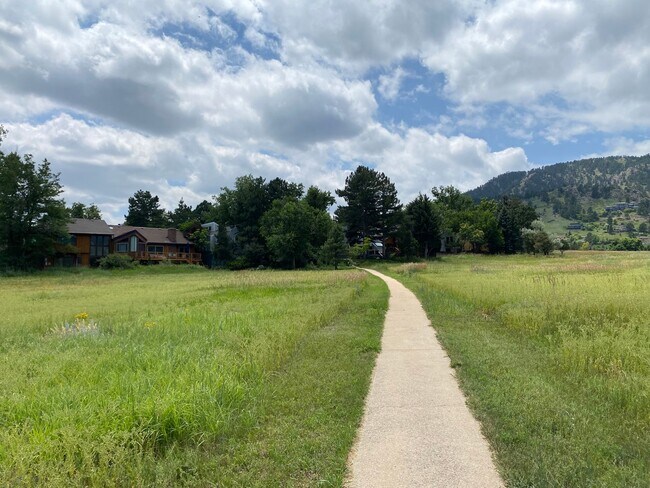 Building Photo - 3 Bed 2.5 Bath Townhome Backing to Open Sp...