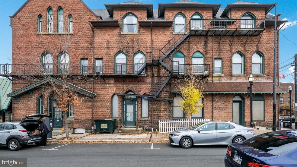 Primary Photo - 2 E State St