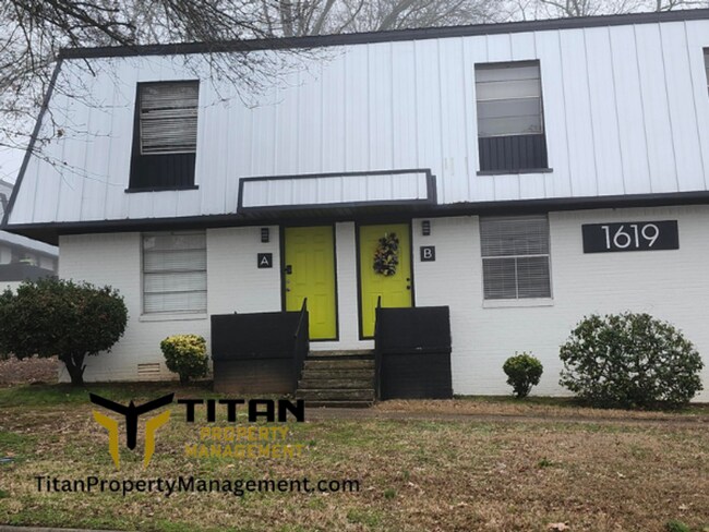 Foto del edificio - 2 Bed/1 Bath Townhouse with 2 Closets in Main Bedroom!