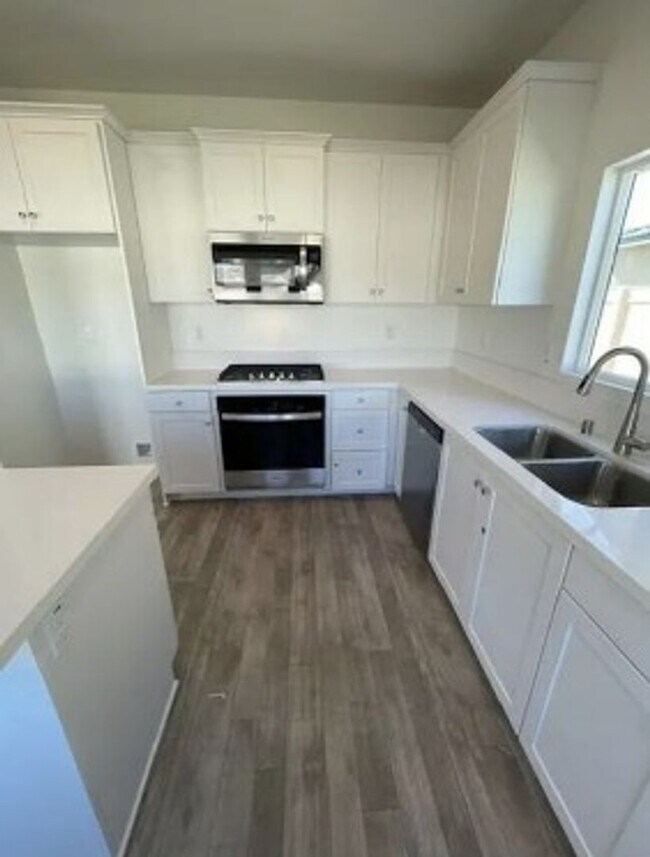Foto del edificio - Beautiful Two-Story 4 Bed/3 Bath Home In P...