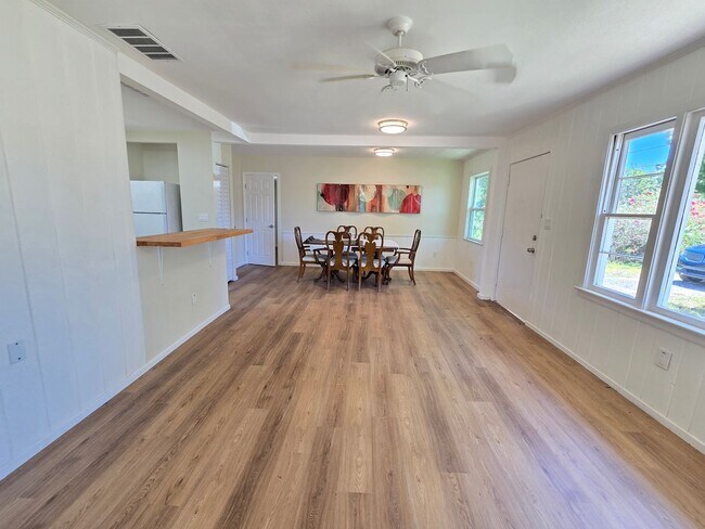 Building Photo - Charming 3 Bed / 2 Bath Annual Rental in S...