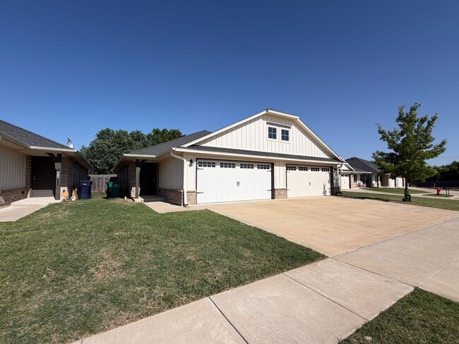 Building Photo - Great 3 Bedroom 2 Bath Duplex Near Tinker AFB