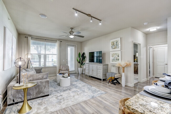 2BR, 2BA - 1,240SF - Living Room - Vista Energy Corridor