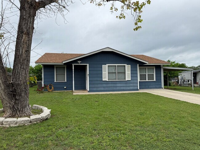 Foto del edificio - 3 Bedroom Home With Large Fenced In Yard