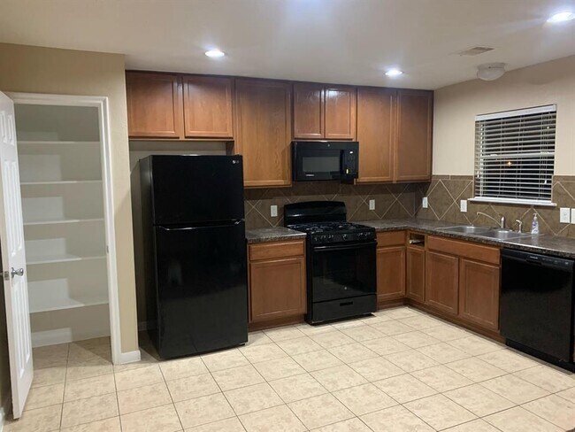 Building Photo - 16531 Burnell Oaks Ln