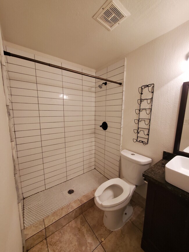 Foto del edificio - 1005 W 5th St