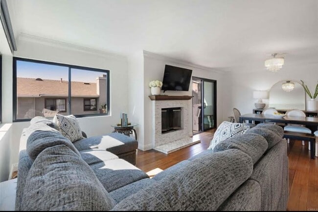 Building Photo - 2 bedroom / 2.5 bathroom townhome availabl...