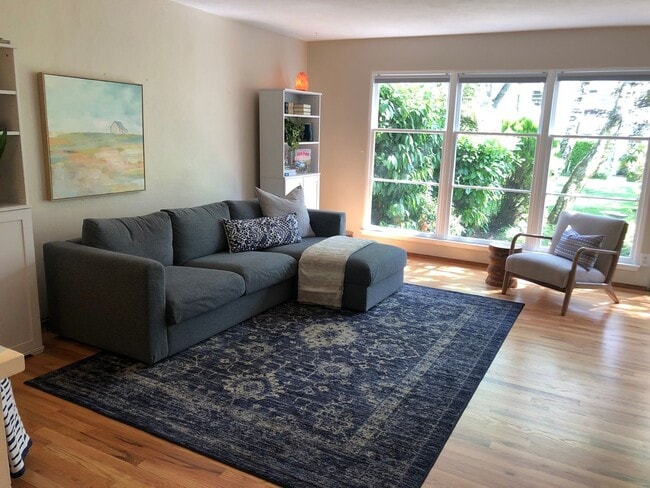 Building Photo - STUNNING PORTLAND TOWNHOUSE; CLEAN, BRIGHT...