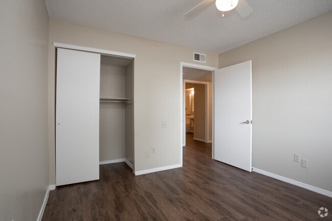 2HAB, 1BA - 810 ft² - Western Yarbrough Apartments