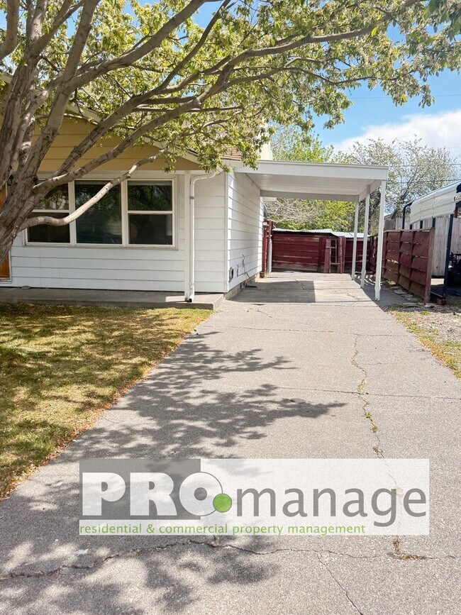 Foto del edificio - Single family home with yard