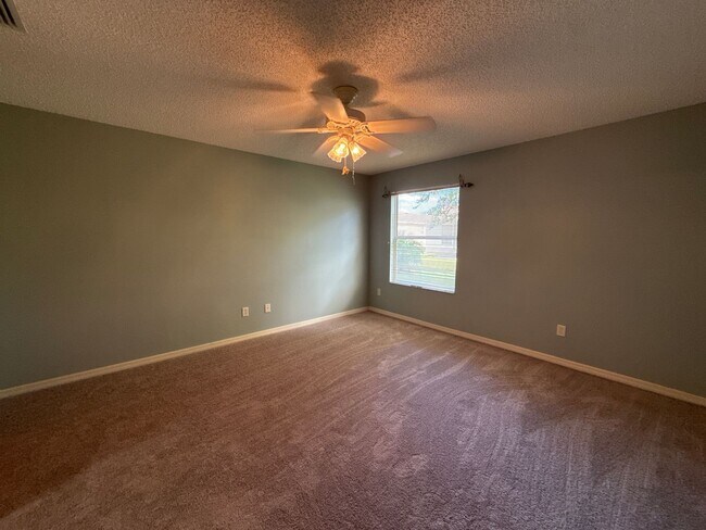 Foto del edificio - 55+ Community Living! Amazing Location!!! ...