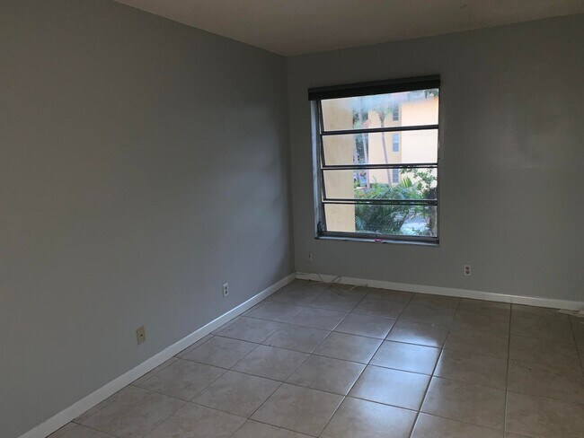 Foto del edificio - 450 NW 20th St