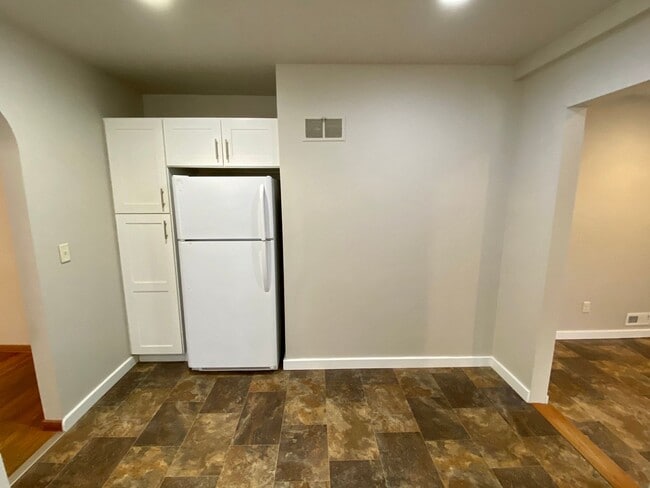 Building Photo - Spacious 4 bed 2 bath ranch home with two ...