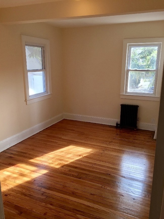 Interior Photo - 93 Bedell St