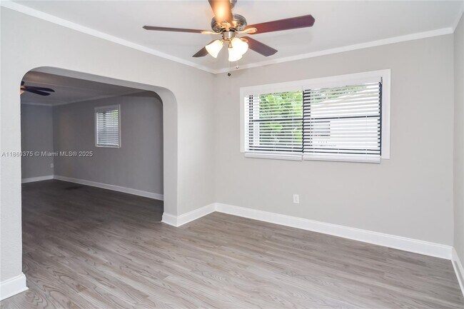 Foto del edificio - 921 NW 202nd St
